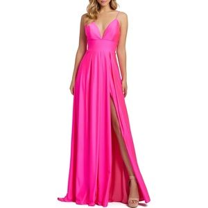 Mac Duggal Plunge Neck  Gown 🩷IN STORES🩷